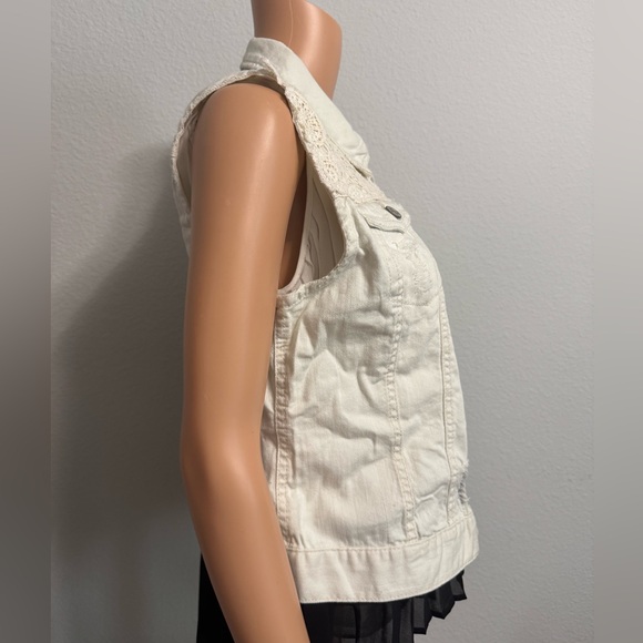 Mudd Off-White Vest with Crochet Accents - Picture 5 of 12
